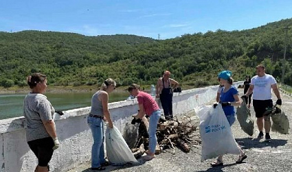 Самые популярные у отдыхающих пляжи Крыма чистят от мусора волонтеры «Воды России»