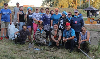 Волонтеры убирают и возле дома, и в труднодоступных местах