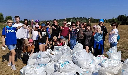 Молодежь и железнодорожники разгребают мусорные завалы